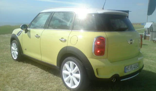 Mini Countryman yellow