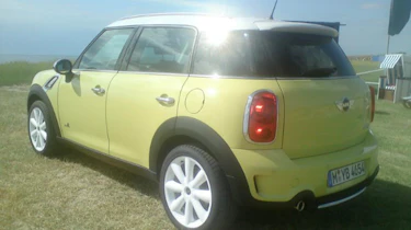 Mini Countryman yellow