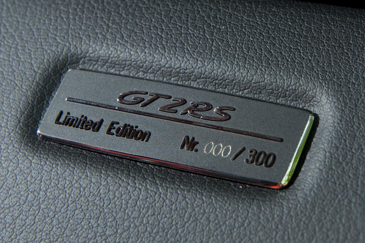 Porsche 911 GT2 RS emblem