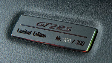 Porsche 911 GT2 RS emblem
