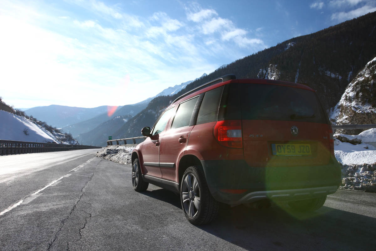 Skoda Yeti meets Lotus Evora in snow