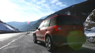Skoda Yeti meets Lotus Evora in snow
