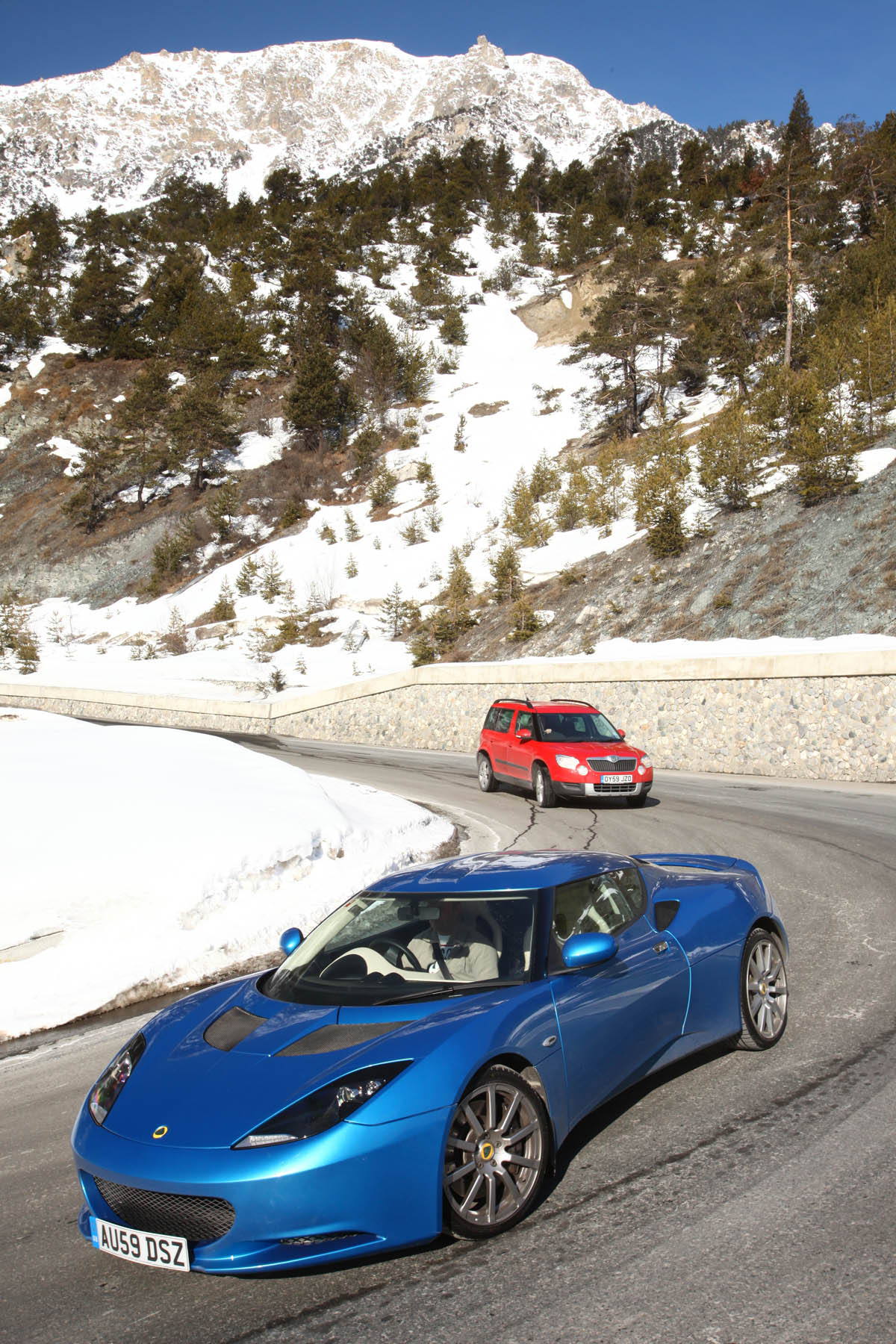 Skoda Yeti meets Lotus Evora in snow