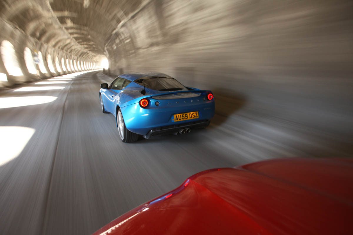 Skoda Yeti meets Lotus Evora in snow