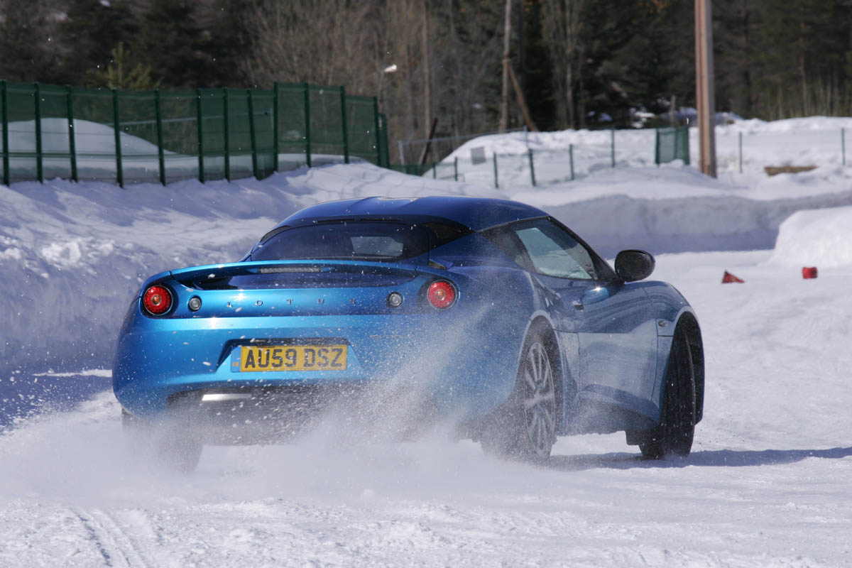 Skoda Yeti meets Lotus Evora in snow