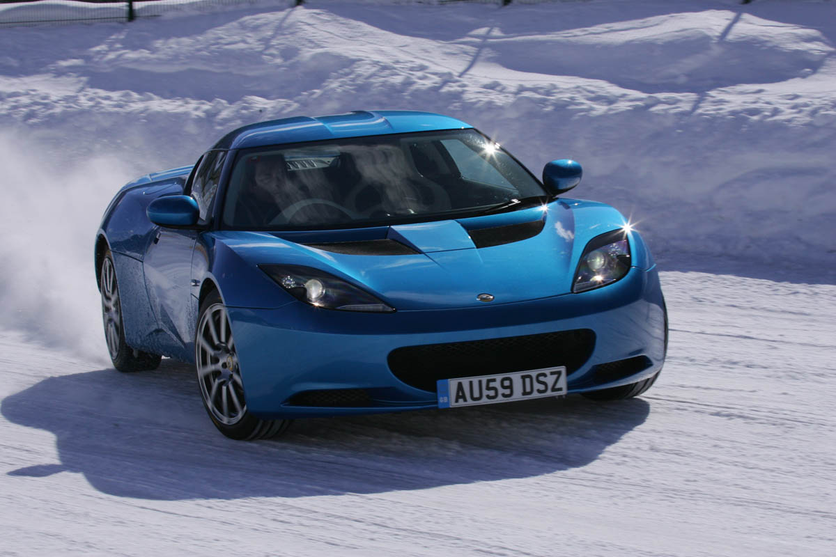 Skoda Yeti meets Lotus Evora in snow