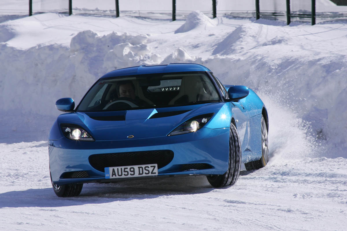 Skoda Yeti meets Lotus Evora in snow