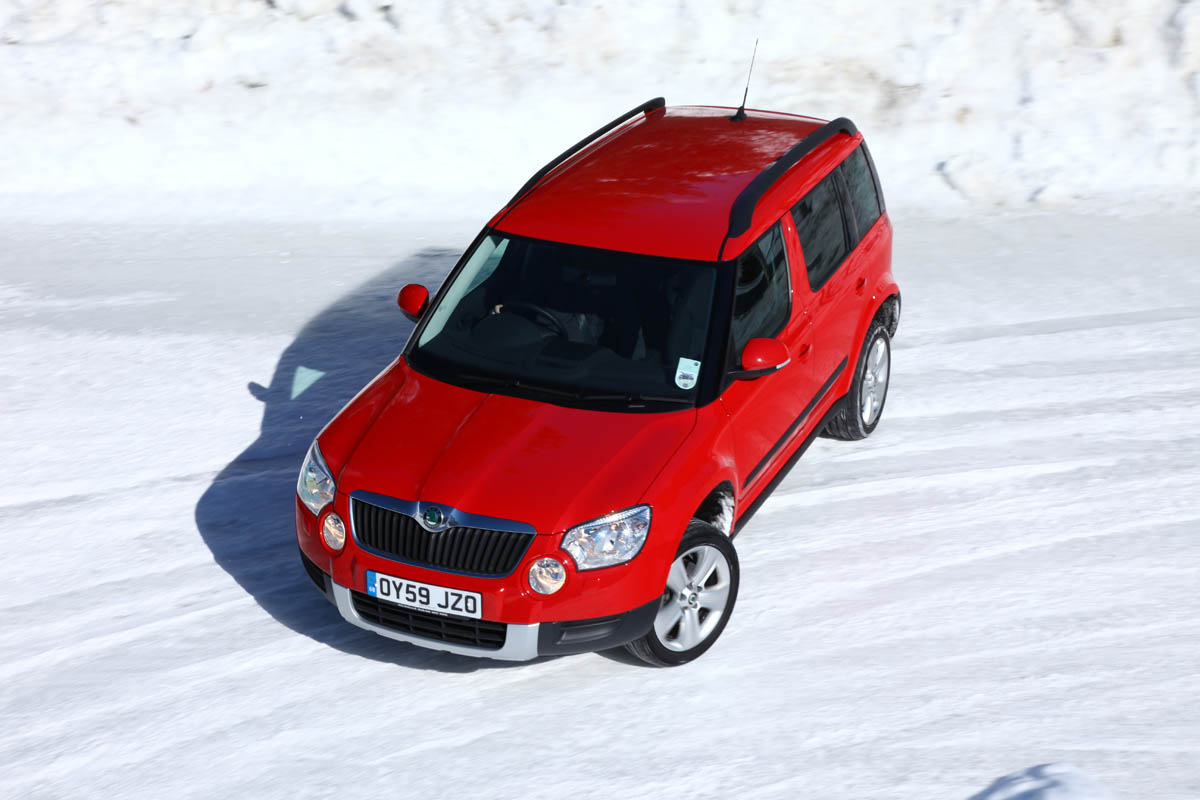 Skoda Yeti meets Lotus Evora in snow