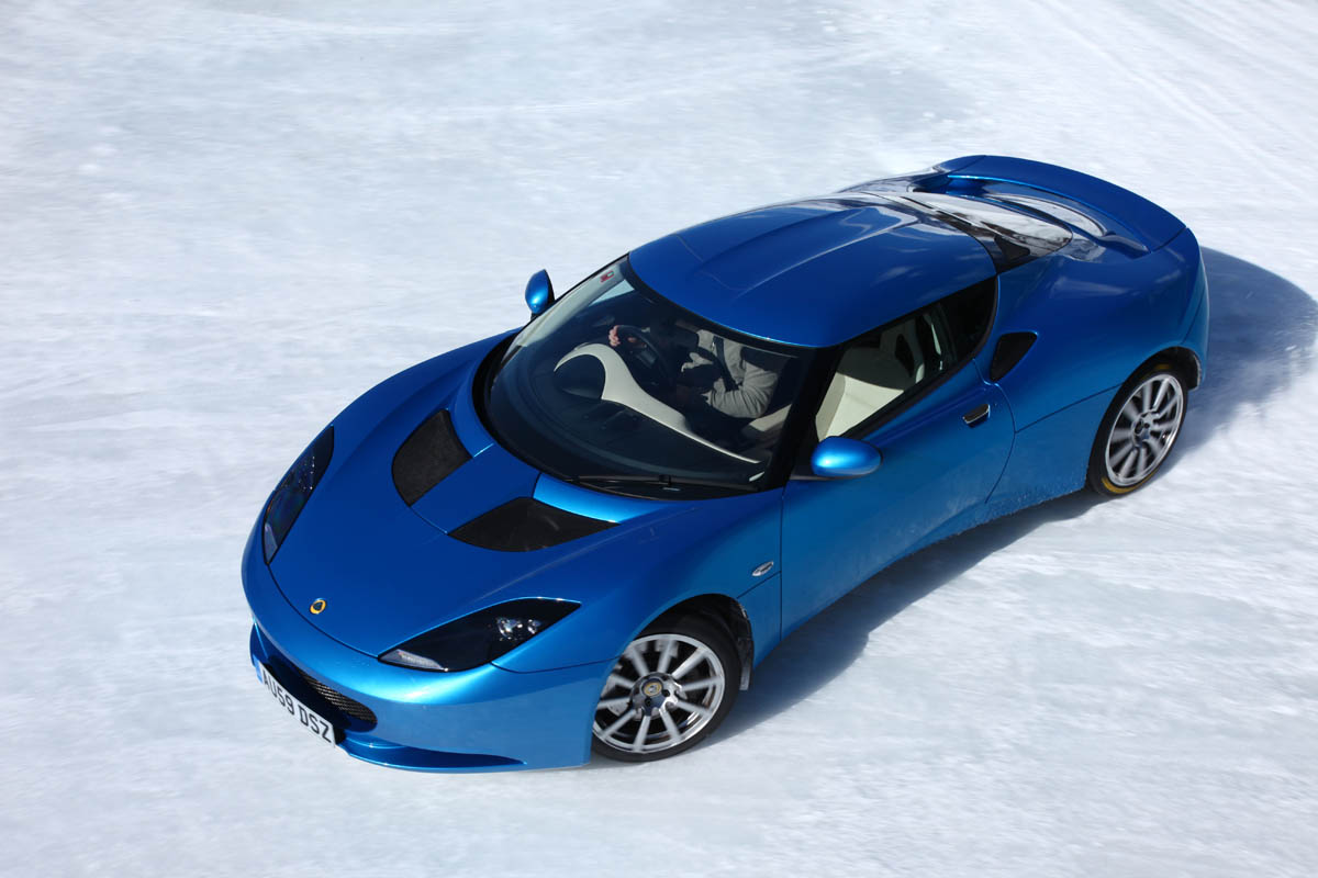 Skoda Yeti meets Lotus Evora in snow