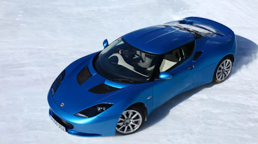 Skoda Yeti meets Lotus Evora in snow