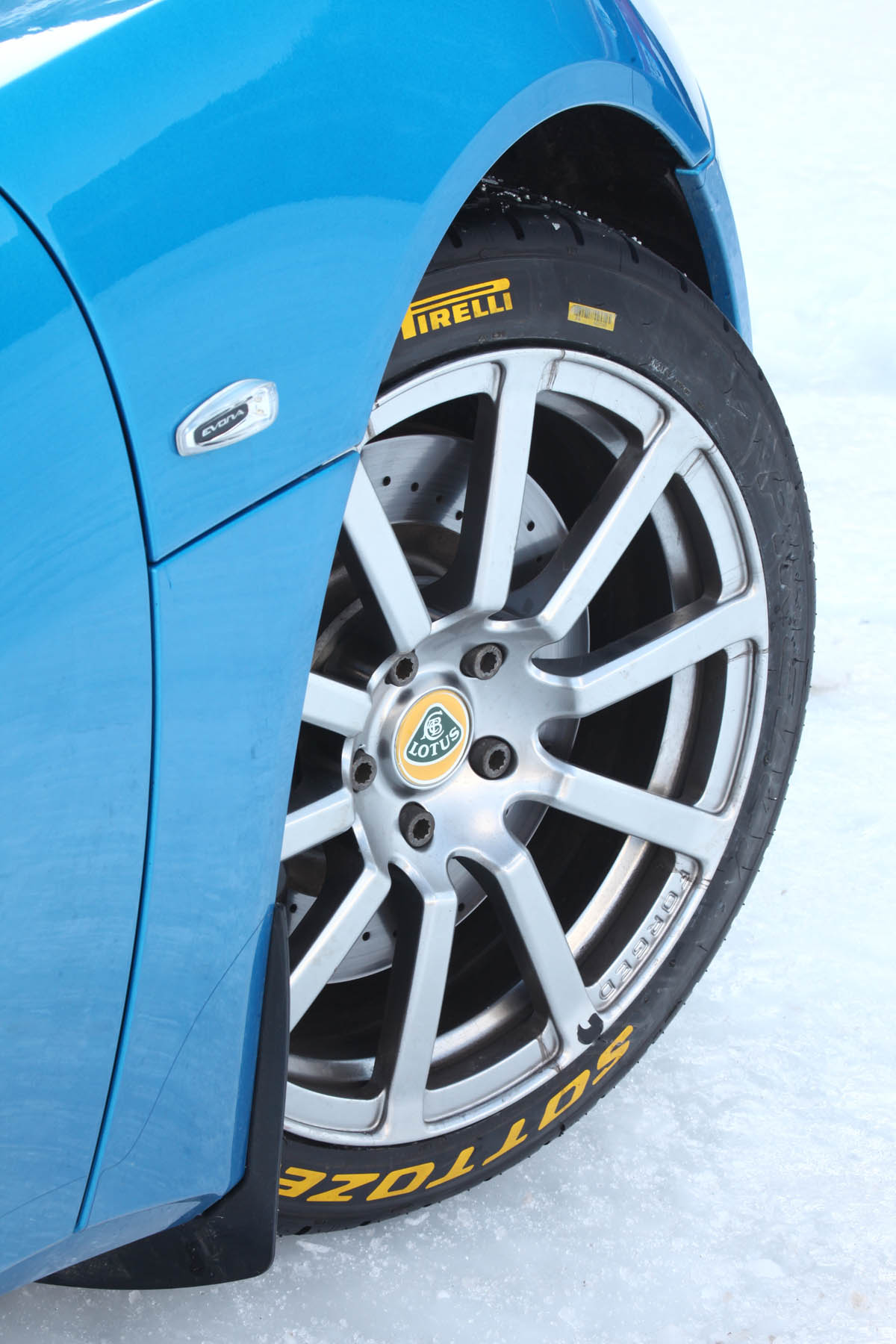 Skoda Yeti meets Lotus Evora in snow