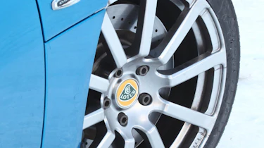 Skoda Yeti meets Lotus Evora in snow