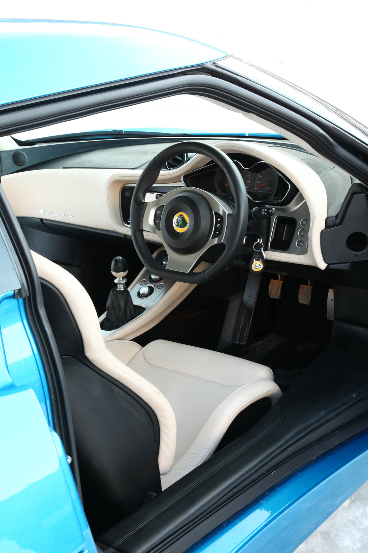 Skoda Yeti meets Lotus Evora in snow