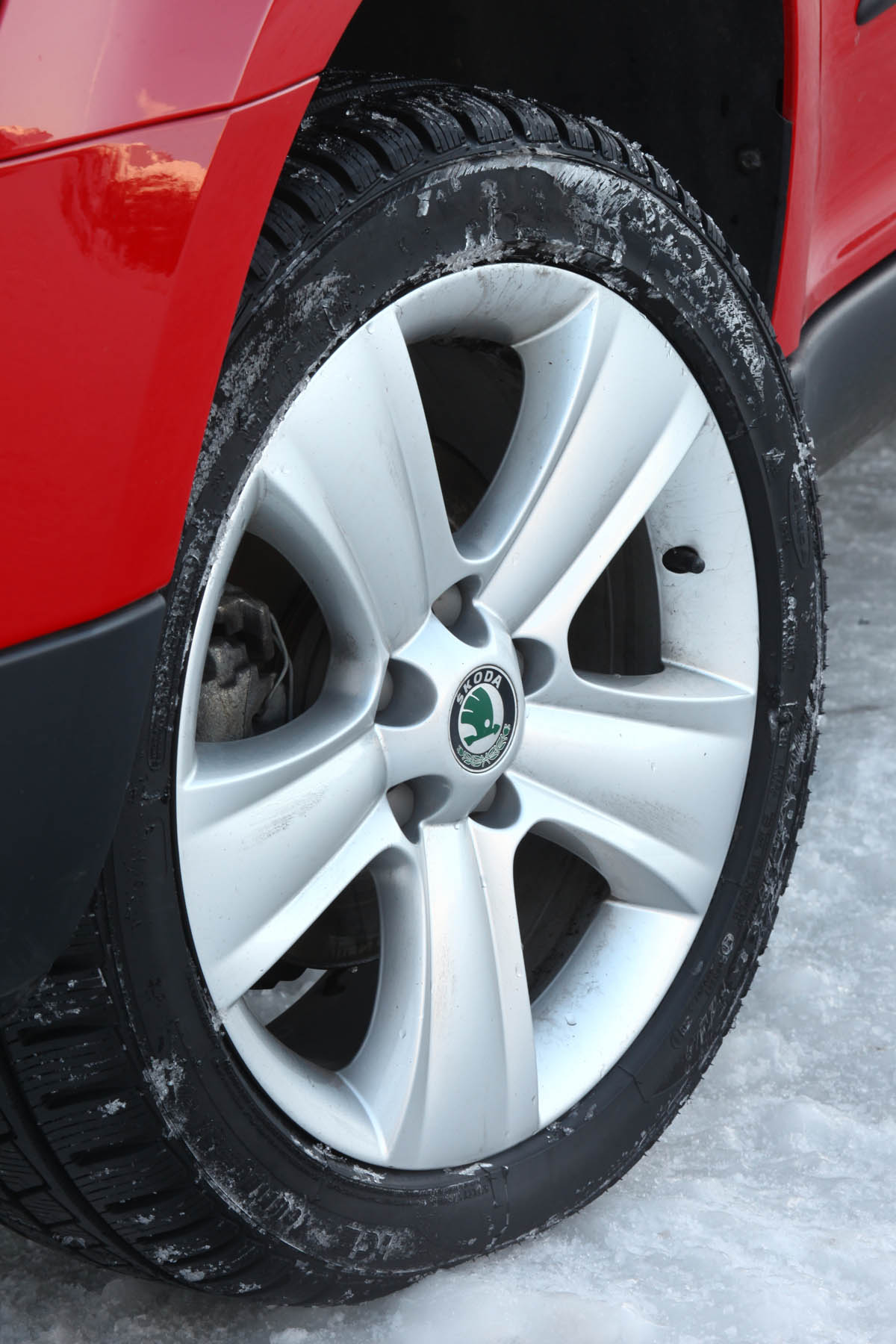 Skoda Yeti meets Lotus Evora in snow