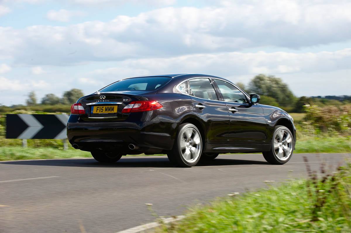 Infiniti M37s saloon review