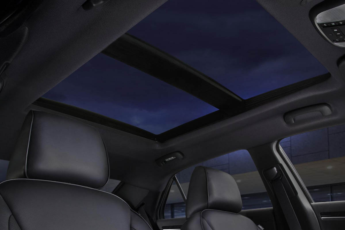 New Chrysler 300C sports saloon