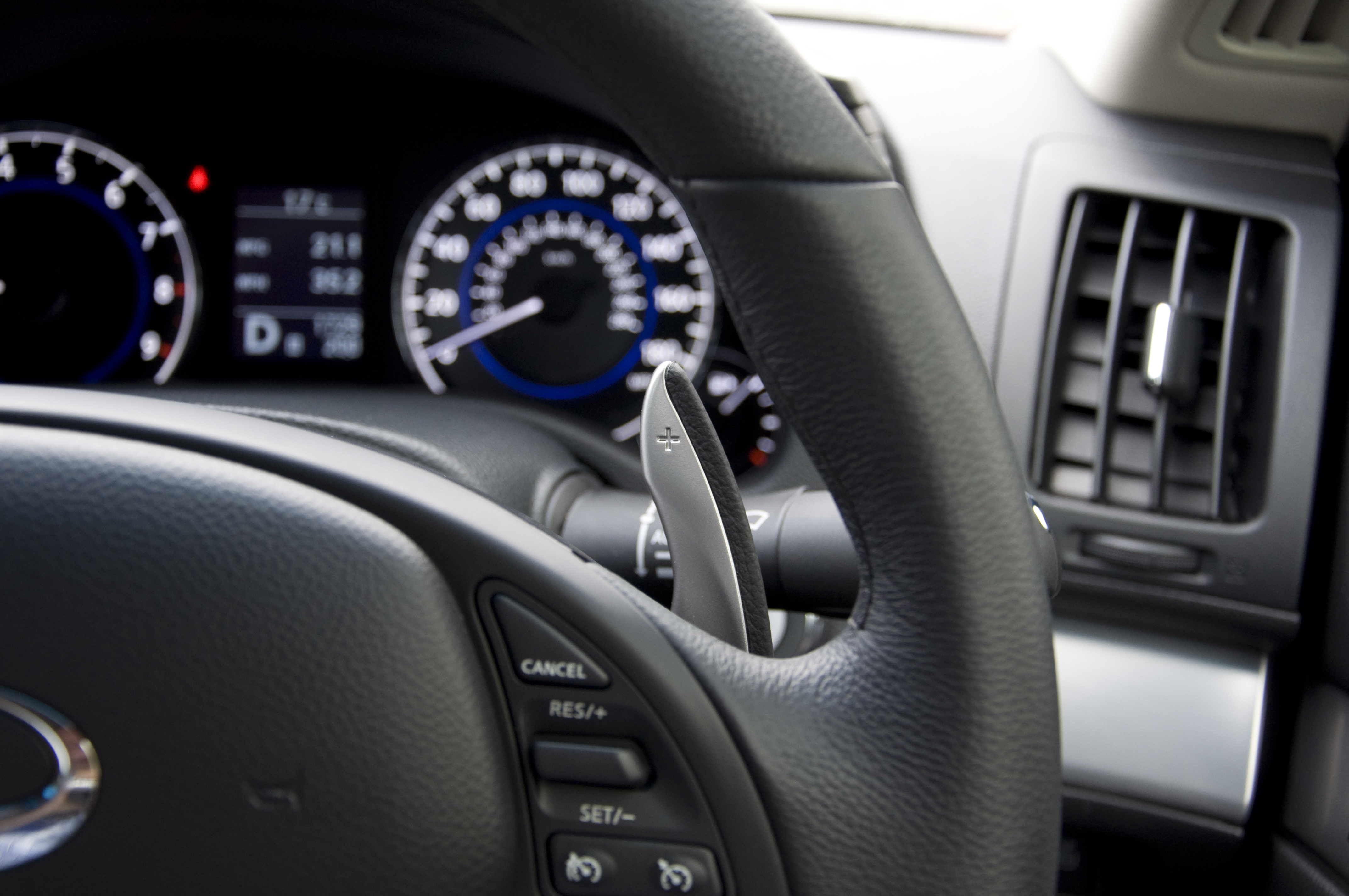 Infiniti G37S Coupe gearshift paddle