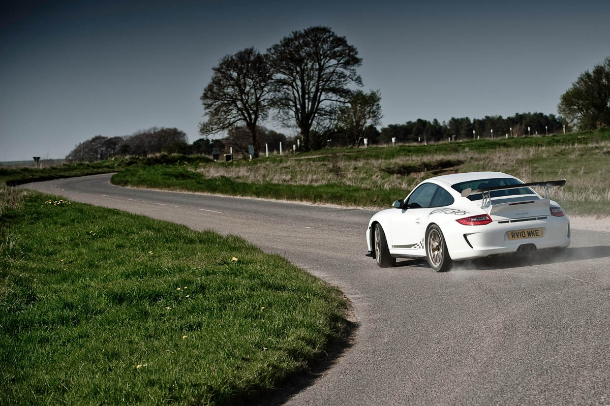Porsche 911 GT3 RS v Ferrari 458 Italia