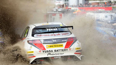 British Touring Car Championship Round 1: Brands Hatch - Matt Neal spins out on the first lap