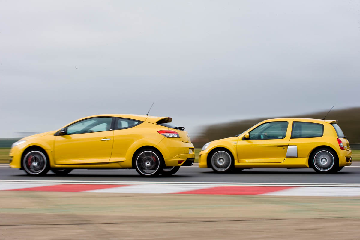 Renault Clio V6 v Renault Megane 250 Cup track battle video