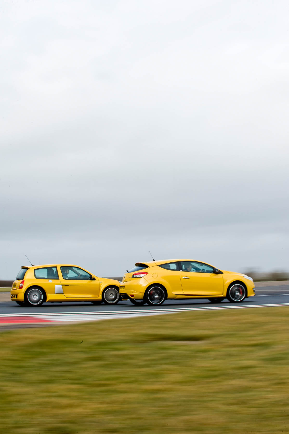 Renault Clio V6 v Renault Megane 250 Cup track battle video