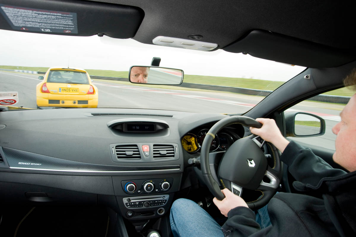 Renault Clio V6 v Renault Megane 250 Cup track battle video