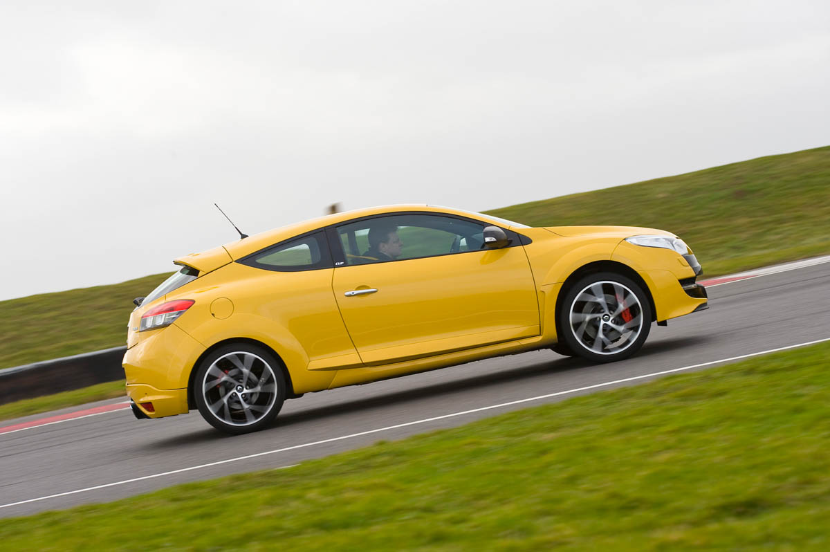Renault Clio V6 v Renault Megane 250 Cup track battle video