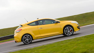 Renault Clio V6 v Renault Megane 250 Cup track battle video