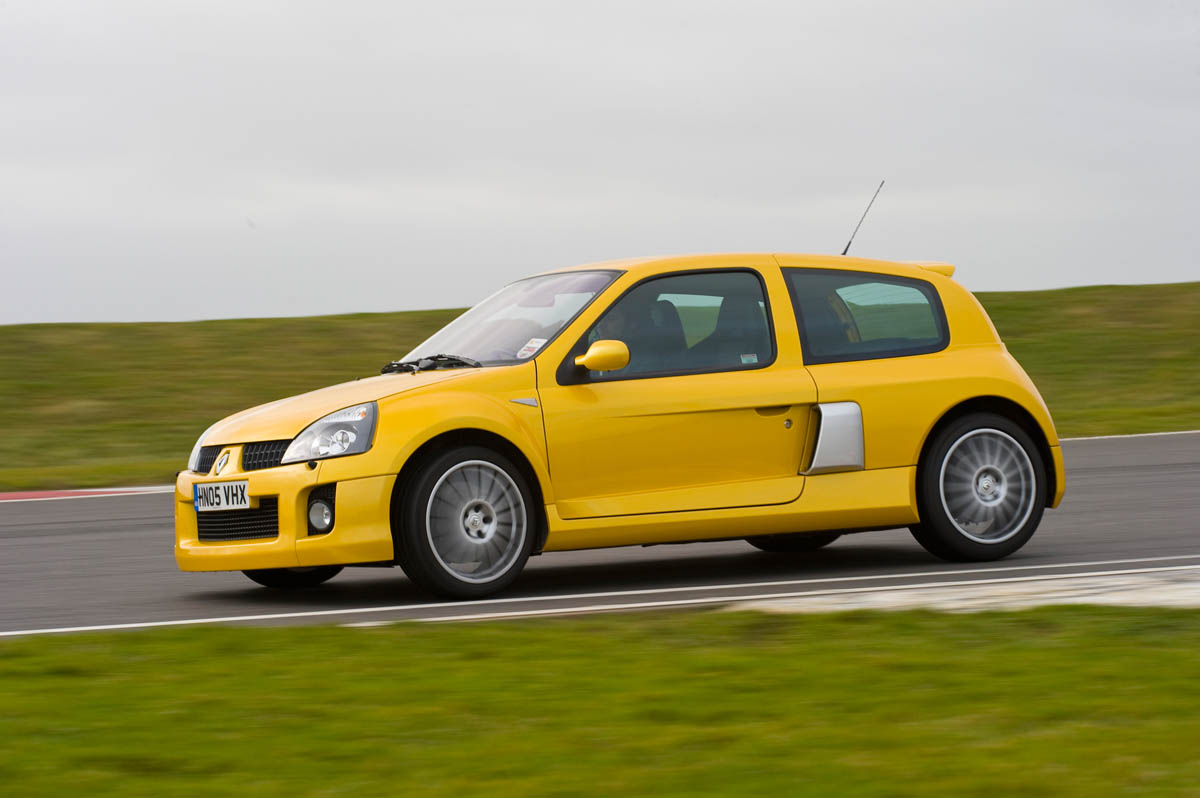 Renault Clio V6 v Renault Megane 250 Cup track battle video