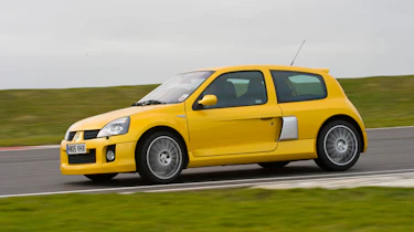 Renault Clio V6 v Renault Megane 250 Cup track battle video