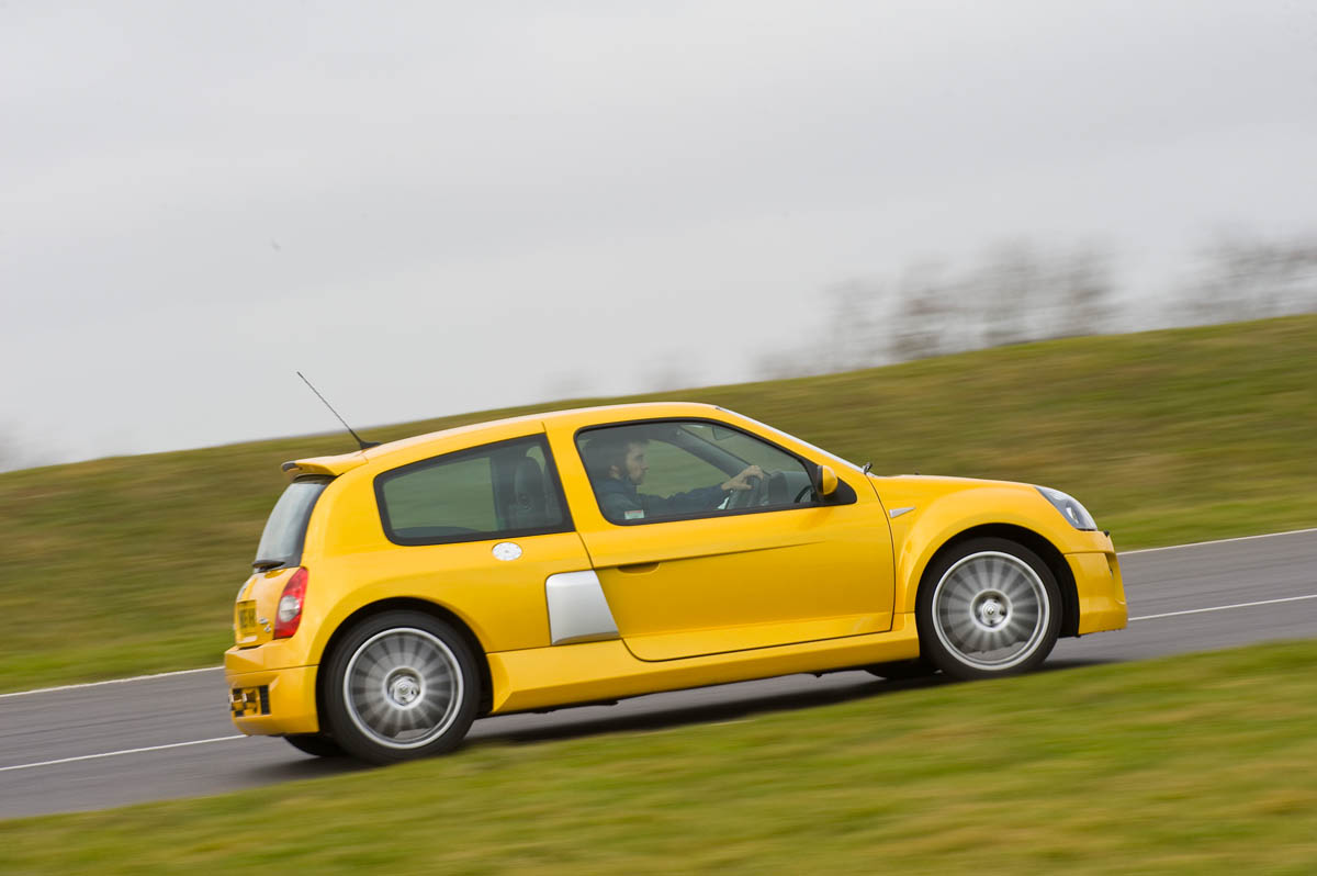 Renault Clio V6 v Renault Megane 250 Cup track battle video