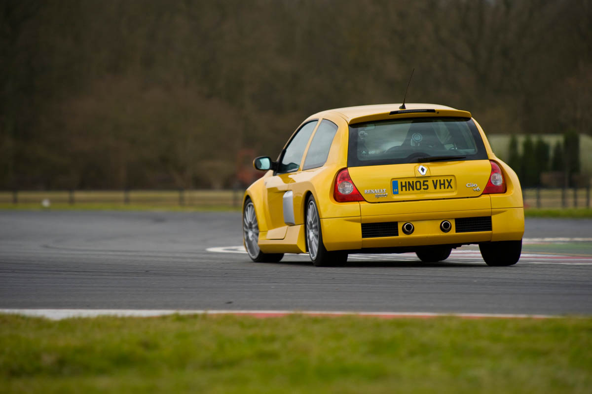 Renault Clio V6 v Renault Megane 250 Cup track battle video