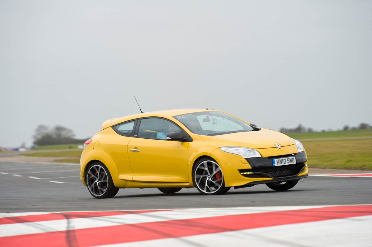 Renault Clio V6 v Renault Megane 250 Cup track battle video