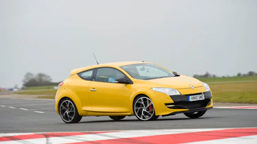 Renault Clio V6 v Renault Megane 250 Cup track battle video