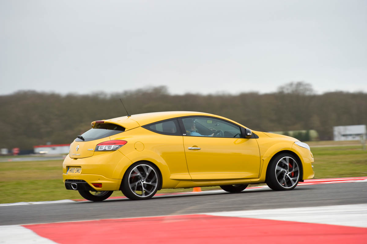 Renault Clio V6 v Renault Megane 250 Cup track battle video