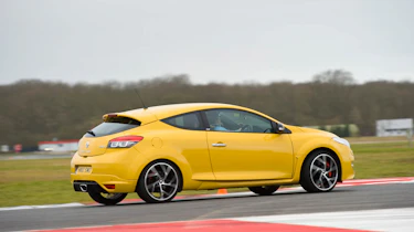 Renault Clio V6 v Renault Megane 250 Cup track battle video