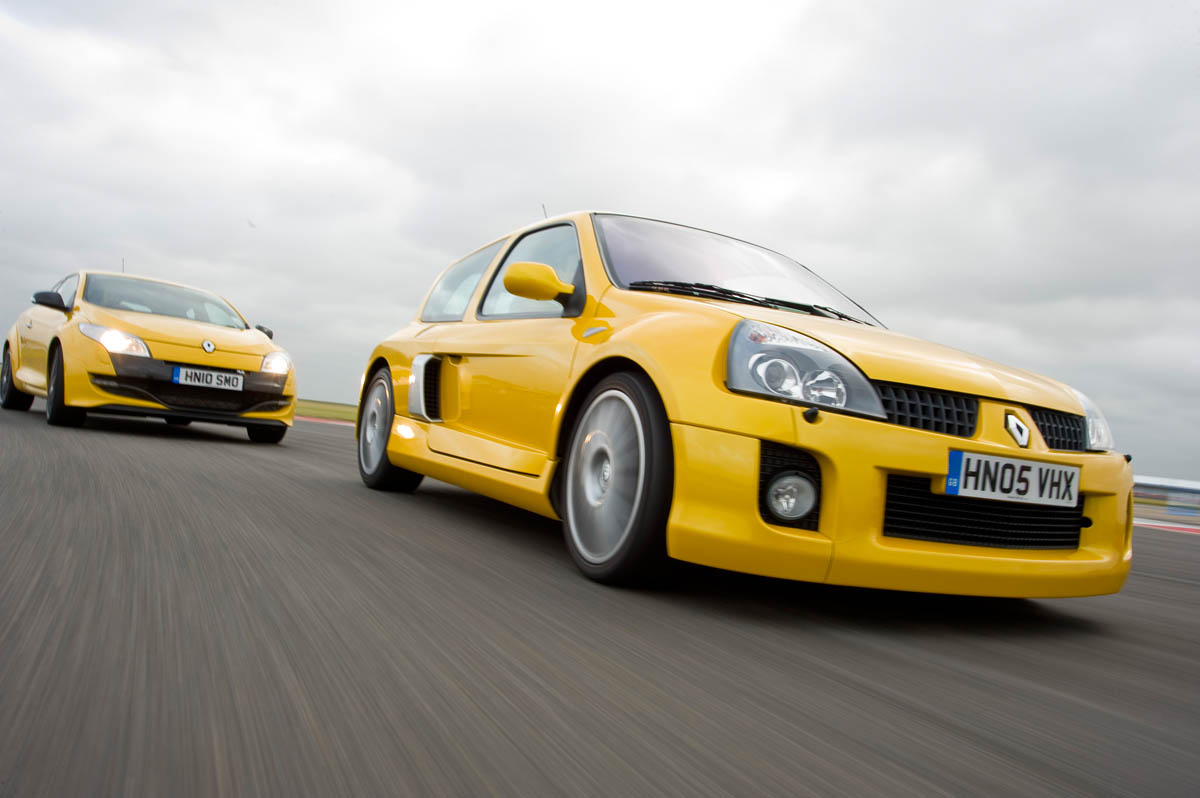 Renault Clio V6 v Renault Megane 250 Cup track battle video