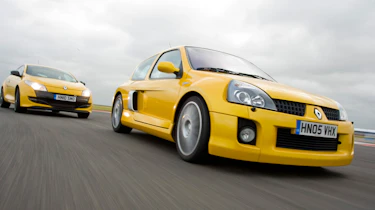 Renault Clio V6 v Renault Megane 250 Cup track battle video