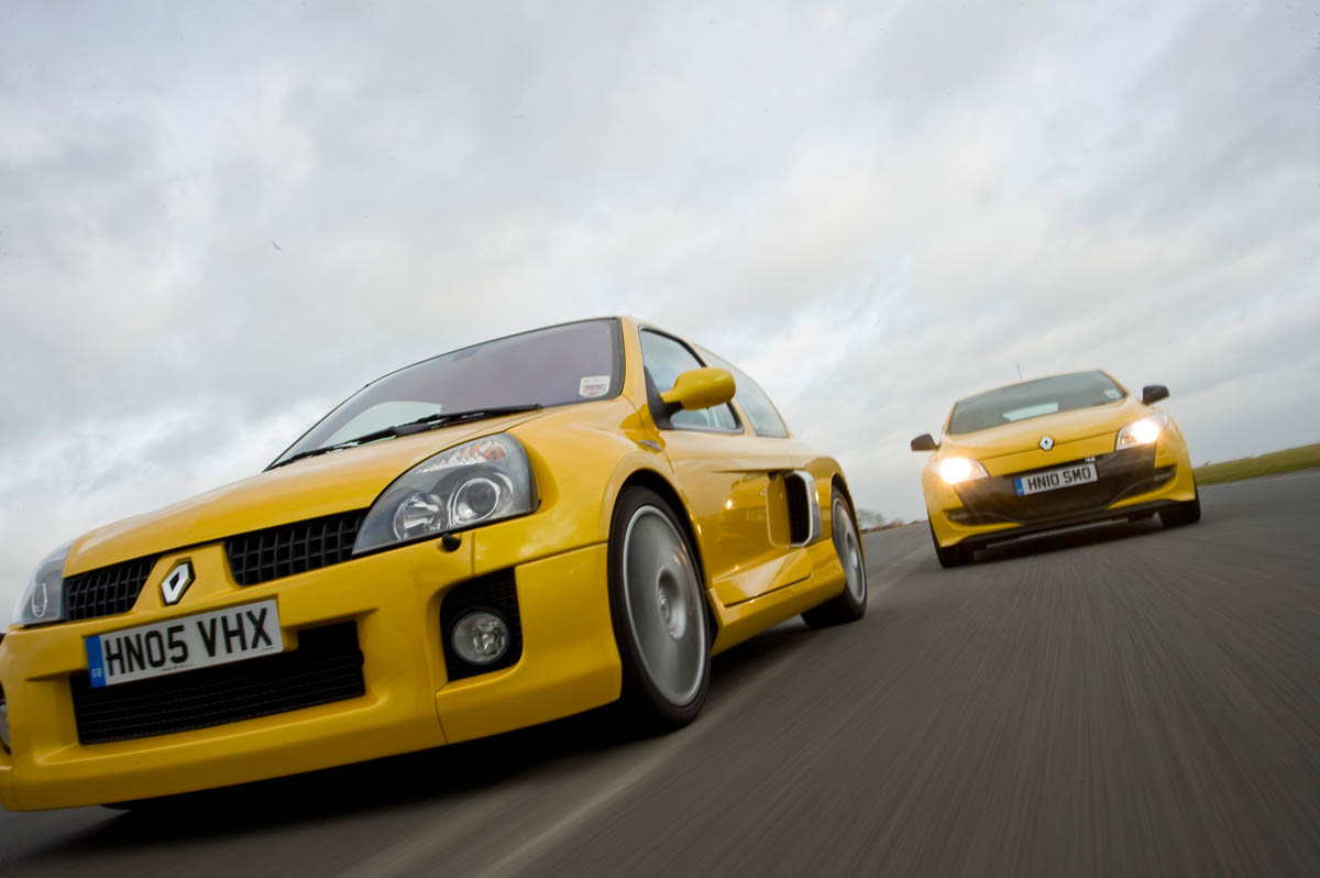 Renault Clio V6 v Renault Megane 250 Cup track battle video