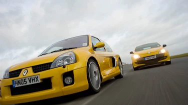 Renault Clio V6 v Renault Megane 250 Cup track battle video