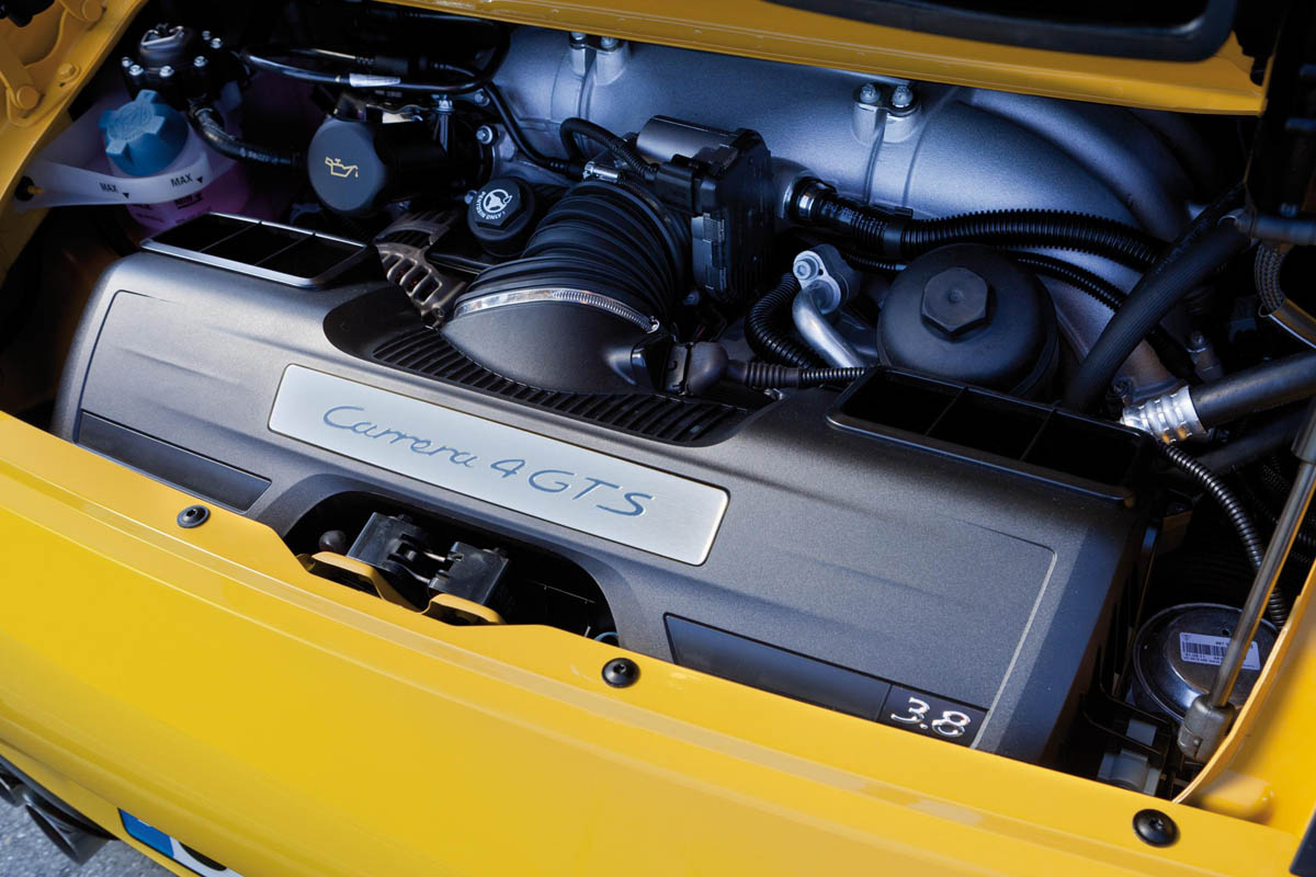 Porsche 911 Carrera 4 GTS news and pictures