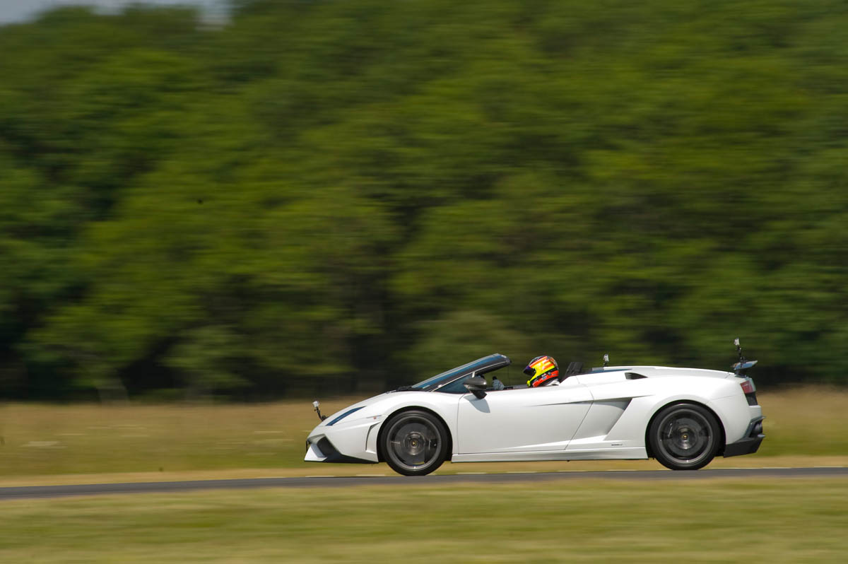 Lamborghini Performante vs plane