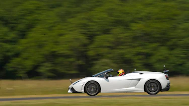 Lamborghini Performante vs plane