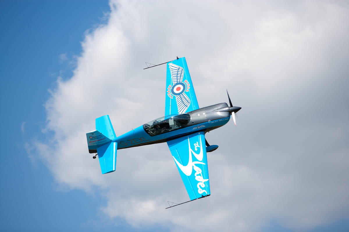 Video: Lamborghini vs. stunt plane