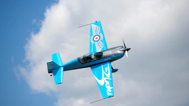 Video: Lamborghini vs. stunt plane