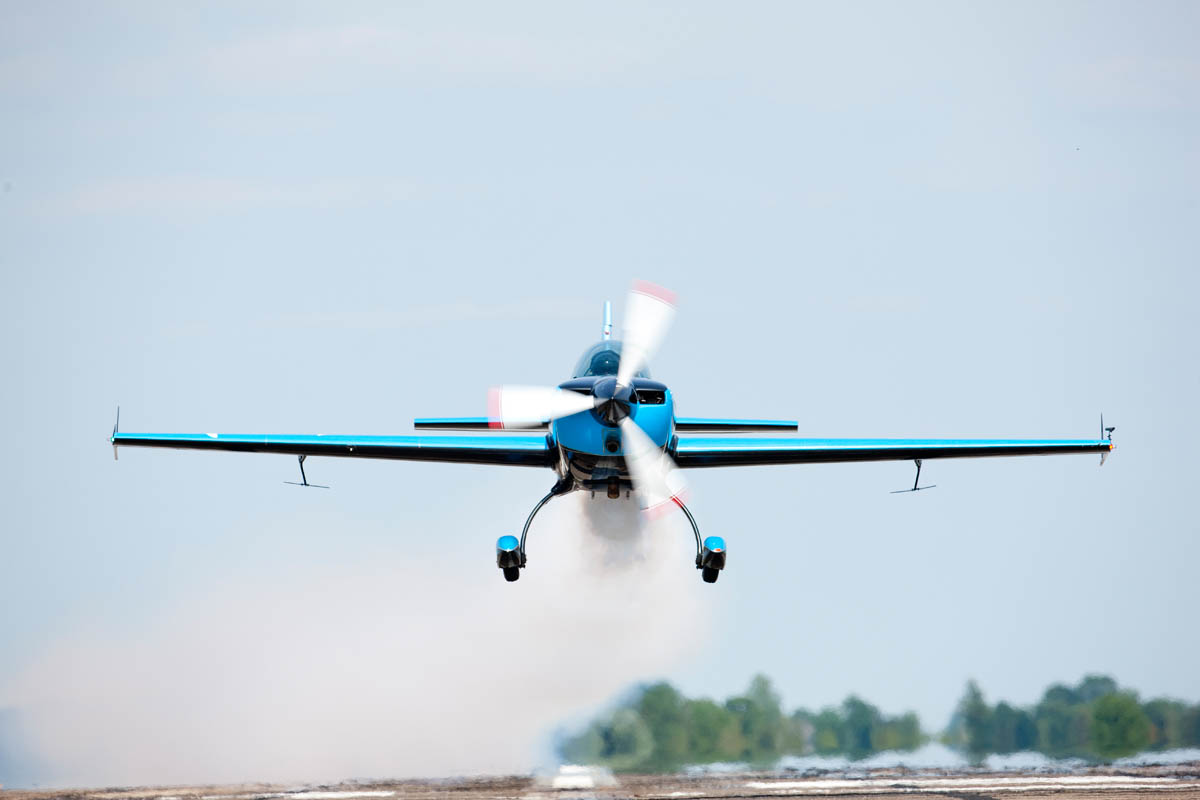 Video: Lamborghini vs. stunt plane