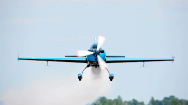 Video: Lamborghini vs. stunt plane