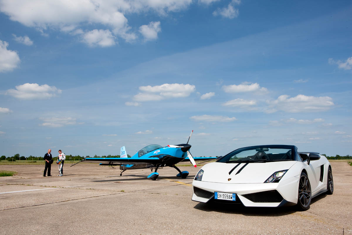 Video: Lamborghini vs. stunt plane