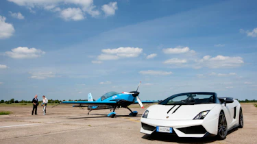 Video: Lamborghini vs. stunt plane