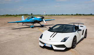 Video: Lamborghini vs. stunt plane